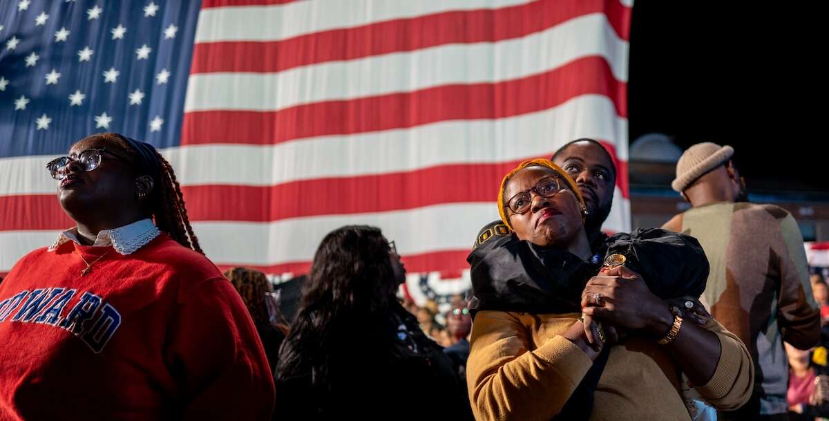 Facce di americani in attesaLe foto della notte elettorale negli Stati Uniti, tra abbracci, sguardi speranzosi ed altri più preoccupati