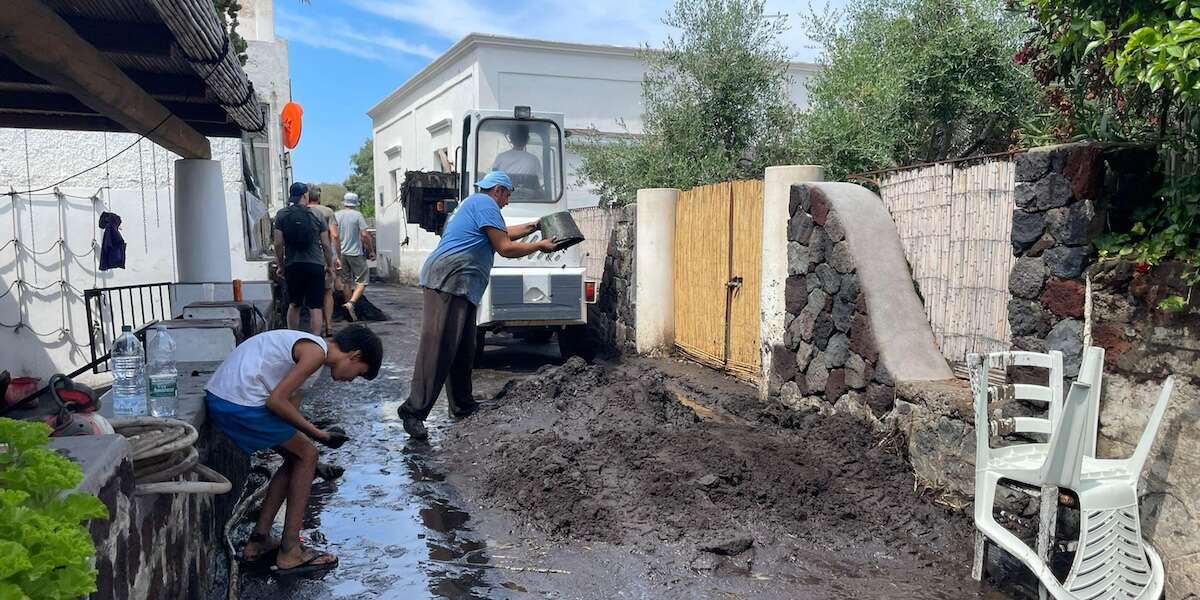 A Stromboli si teme la prossima alluvioneLe piogge degli ultimi mesi, le eruzioni del vulcano e l'incendio del 2022 hanno creato una condizione di pericolo costante per chi vive sull'isola