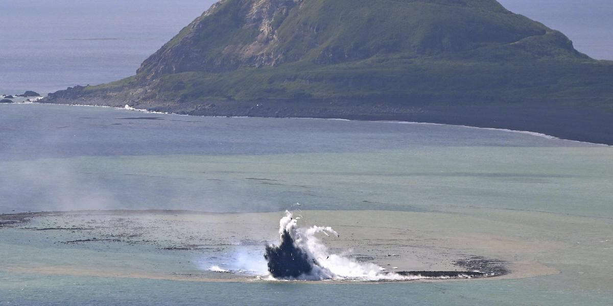 Un’eruzione vulcanica ha formato una piccola isola a sud del Giappone