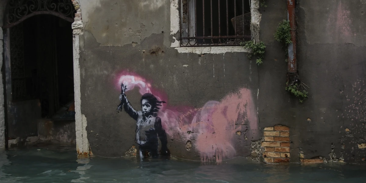 Il criticato progetto di restauro del graffito di Banksy a Venezia