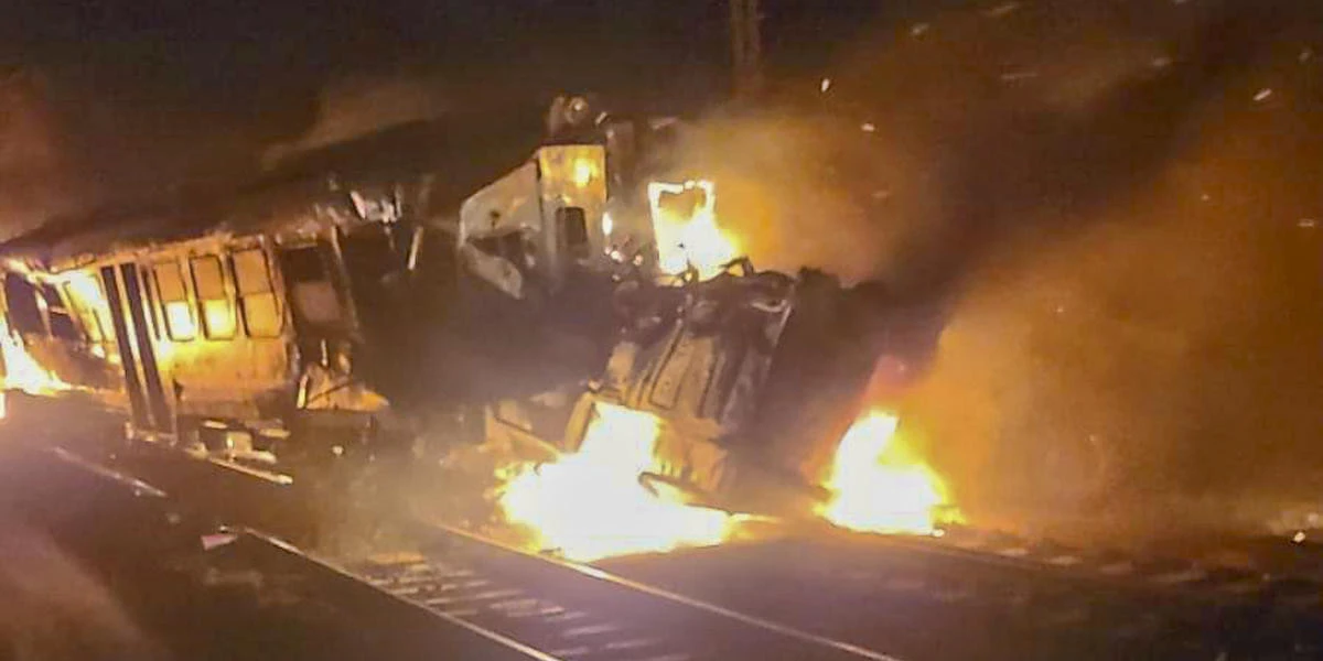 Un treno regionale ha travolto un camion a Corigliano-Rossano, in provincia di Cosenza: due persone sono morte