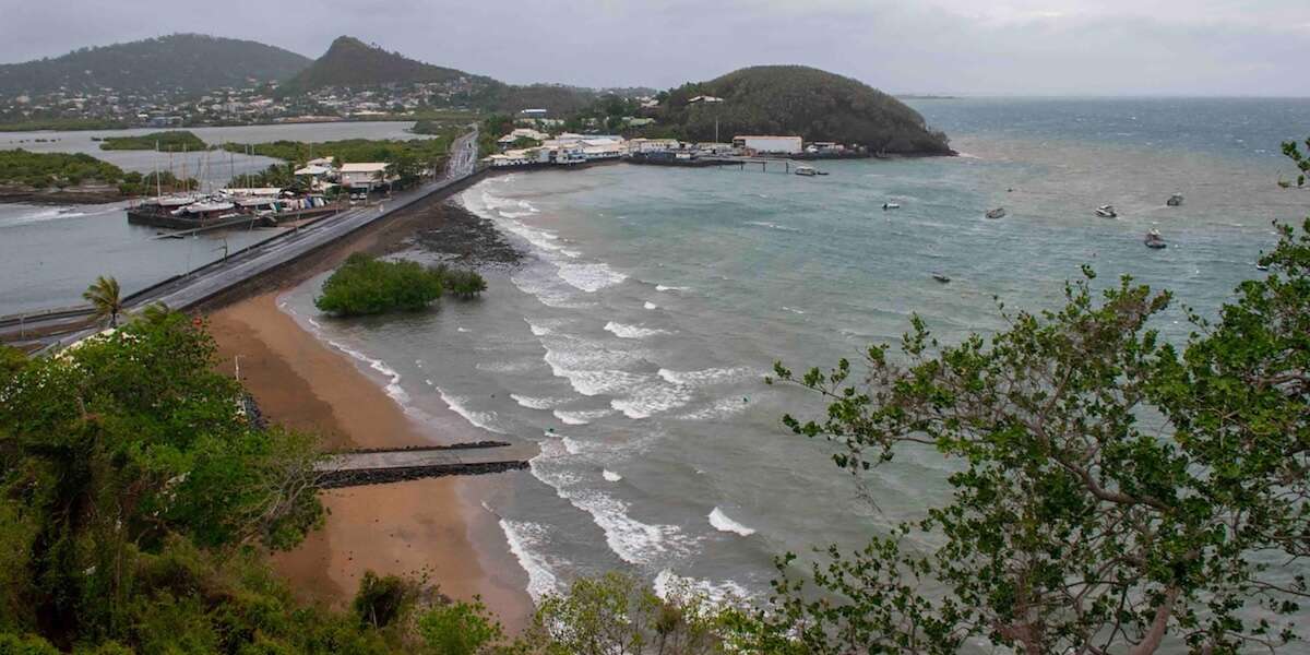 Che posto è MayotteÈ un arcipelago nell'oceano Indiano governato dalla Francia, che sabato è stato devastato da un ciclone