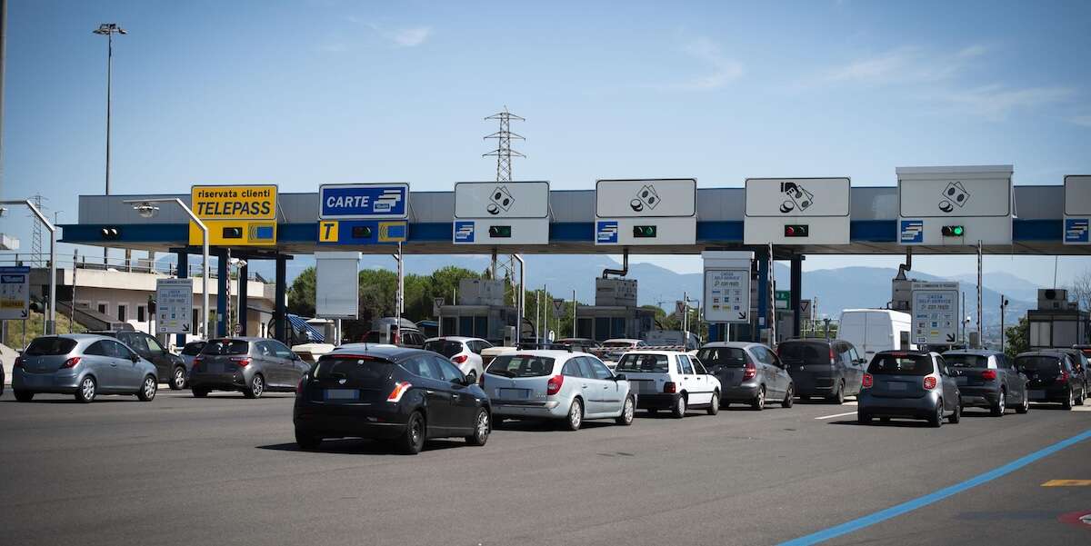 Non è così facile rinunciare ai casellantiDal 2025 Autostrade per l'Italia comincerà a ridurli, ma non nei caselli più trafficati, dove il loro lavoro è ancora necessario