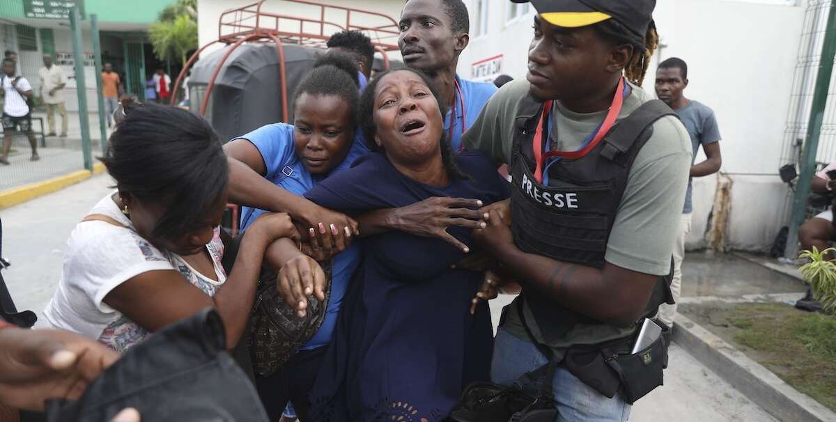 L’attacco al più grande ospedale di HaitiUna banda criminale ha ucciso due giornalisti e un poliziotto presenti alla cerimonia di riapertura della struttura, che era chiusa da marzo