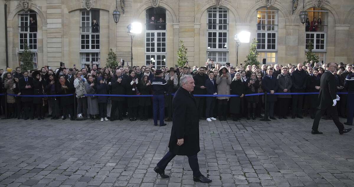 François Bayrou non ha iniziato beneIl primo ministro francese sta facendo fatica a trovare consensi per governare, ed è stato criticato per non avere lasciato la carica di sindaco di Pau