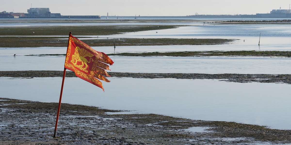 A Venezia c’è una nuova isolaL'isola del Bacàn era solita riemergere solo in estate con l'abbassamento delle maree: il Mose sembra averla resa permanente