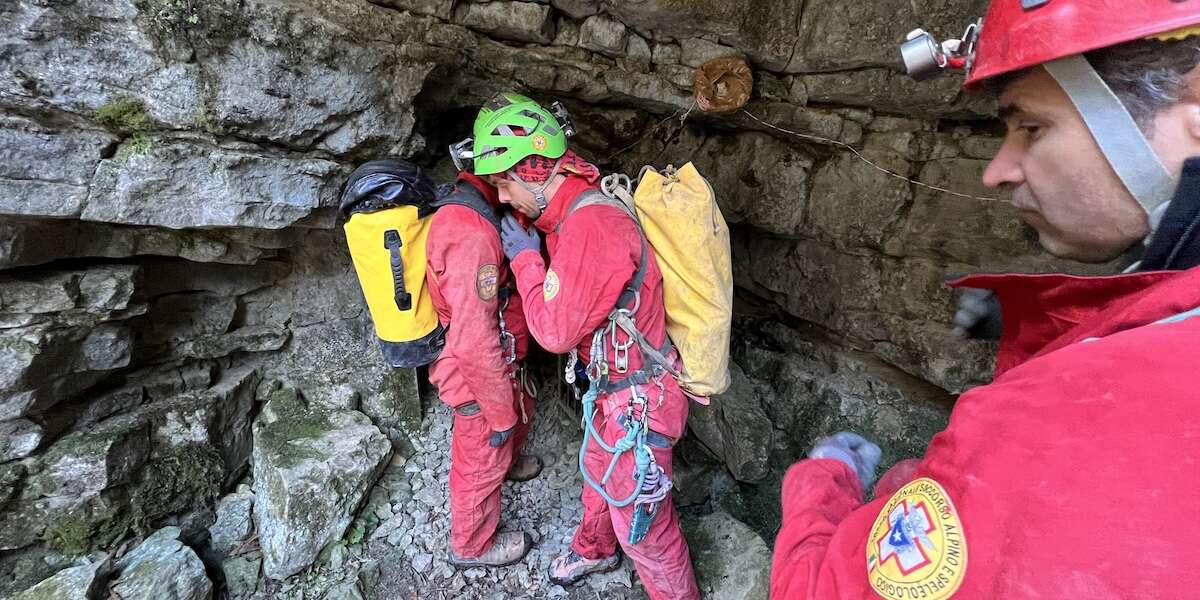 Come lavorano i soccorritori della speleologa ferita, dentro la grottaTra la Val Cavallina e il lago d’Iseo, in provincia di Bergamo, oltre 100 persone si stanno alternando in turni da 15 ore per portare Ottavia Piana in superficie