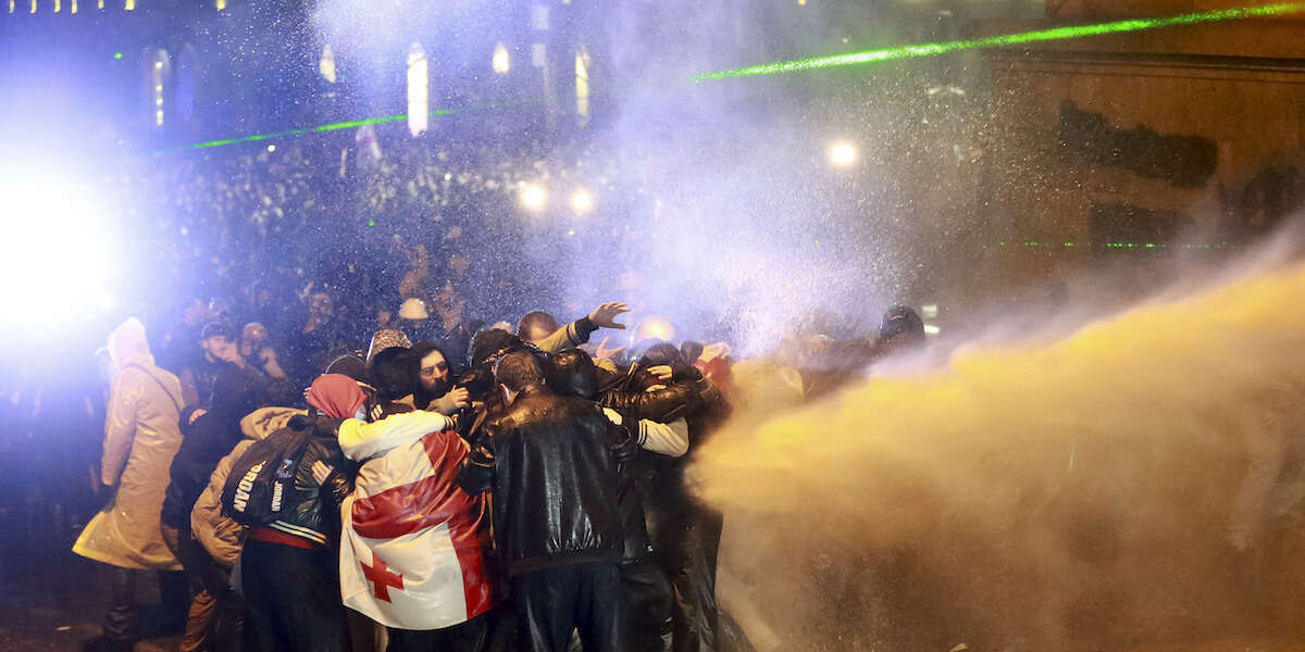 Il quarto giorno di proteste in GeorgiaMigliaia di persone si sono di nuovo radunate davanti al parlamento di Tbilisi, mentre il primo ministro Kobakhidze dice che «ogni violazione della legge sarà perseguita con il pieno rigore della legge»