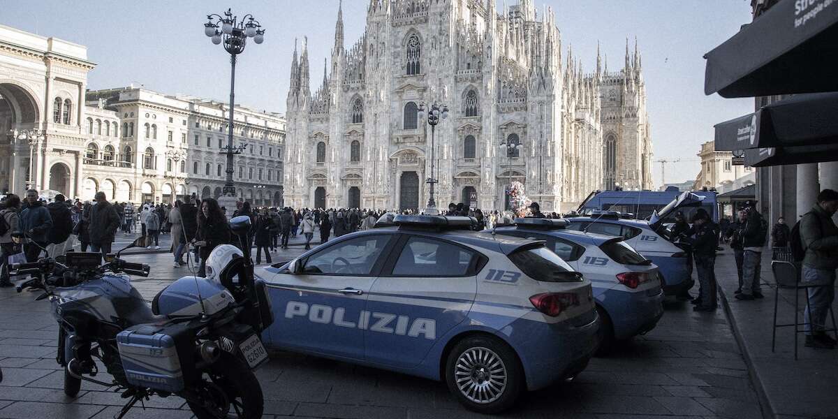 Il ministero dell’Interno vuole delle “zone rosse” per la sicurezza in tutta ItaliaSono posti delle città in cui le forze dell'ordine possono vietare l'accesso a persone ritenute pericolose, sulla base di criteri un po' vaghi