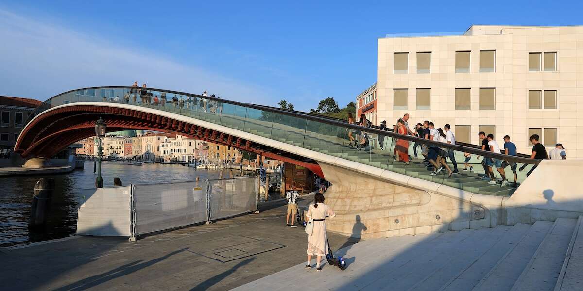 Il comune di Venezia vuole togliere il vetro dal criticato ponte di CalatravaI gradini sono troppo scivolosi e uno studio è stato incaricato di trovare un modo per rifarli in pietra