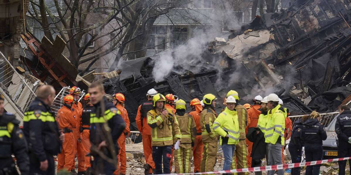 All’aia continuano le ricerche tra le macerie del palazzo distrutto dalle esplosioniSono stati accertati cinque morti e quatto feriti, ma non si sa se sotto le macerie ci siano altre persone e nel caso quante 