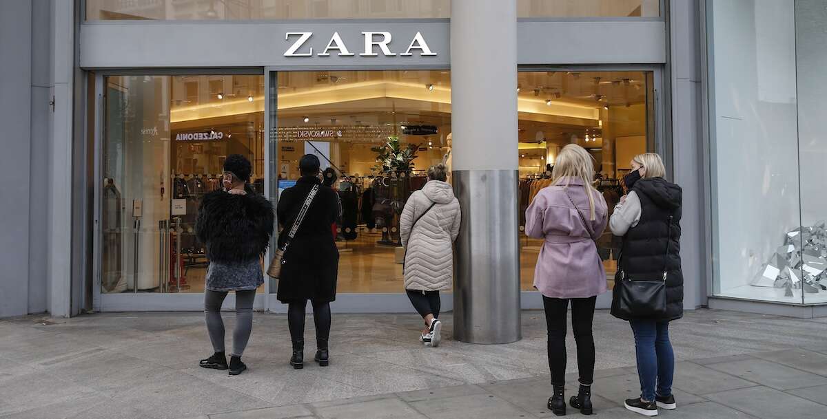 Zara non mollaCome fa, dopo 50 anni, a reggere la concorrenza delle altre catene di abbigliamento e degli e-commerce cinesi Temu e Shein?