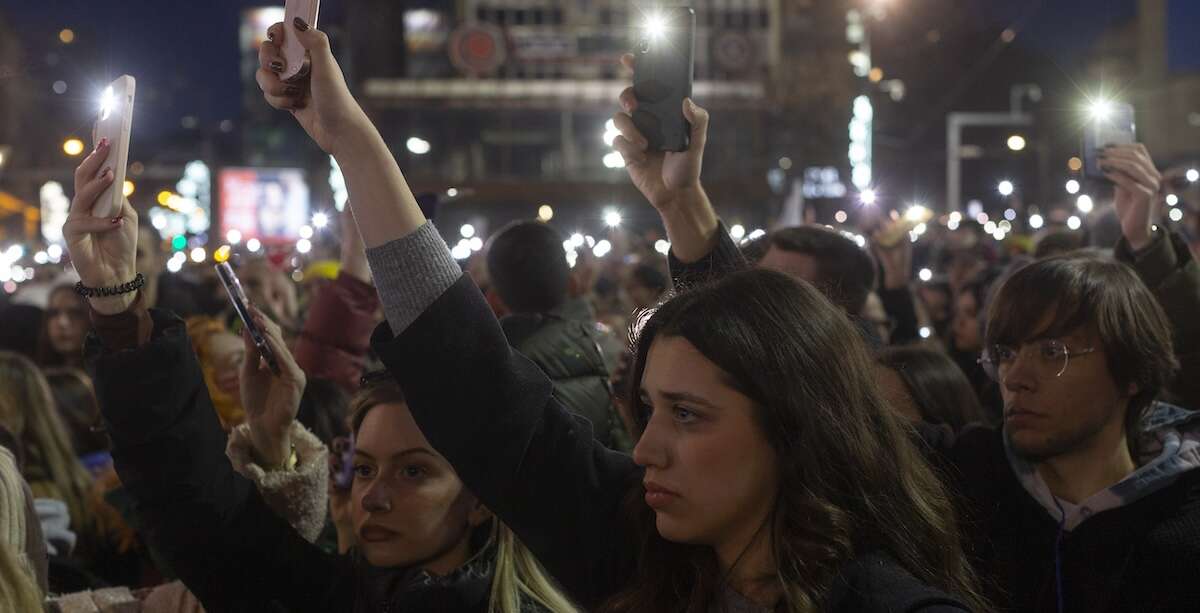 Le grandi proteste contro il governo in SerbiaDecine di migliaia di persone hanno chiesto le dimissioni del presidente Vučić, per via del crollo di una tettoia diventato un caso politico