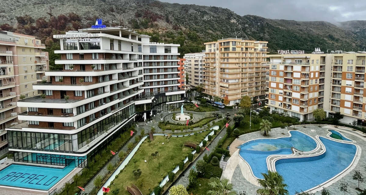 L’hotel da cui tutti aspettano solo di andarseneAl “Rafaelo”, in Albania, ci sono solo due tipi di ospiti: agenti italiani mandati a sorvegliare i centri per migranti, o persone evacuate dall'Afghanistan; li accomuna una sola cosa