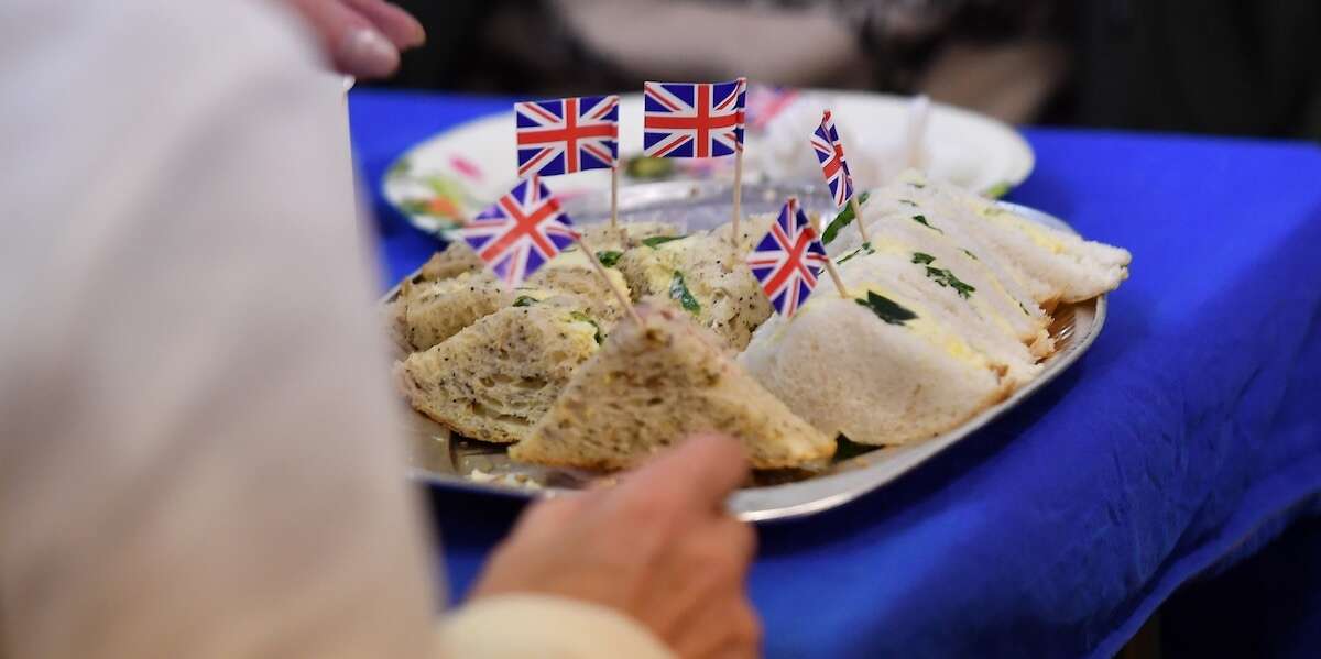 Ci può essere tanta, tanta politica attorno a un sandwichLaburisti e Conservatori britannici si stanno punzecchiando sulla loro tradizione culinaria (ehm): un altro modo per aumentare i consensi