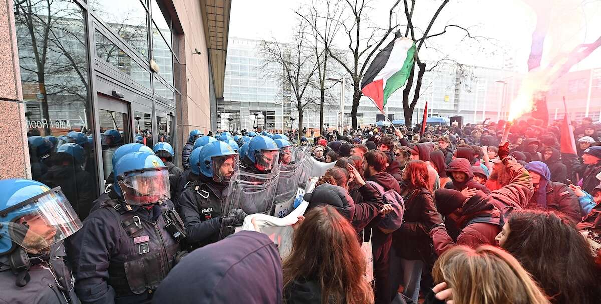 A Torino ci sono stati scontri tra agenti e manifestanti durante una protesta a sostegno del popolo palestinese