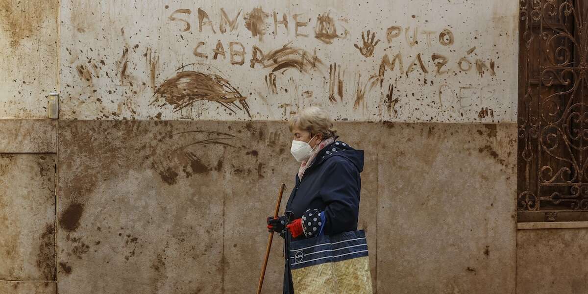 I problemi che rimangono a Valencia a un mese dalle alluvioniSono parecchi: il grosso dei detriti è stato tolto ma resta il fango e l'acqua stagnante, e in alcune zone manca ancora la corrente