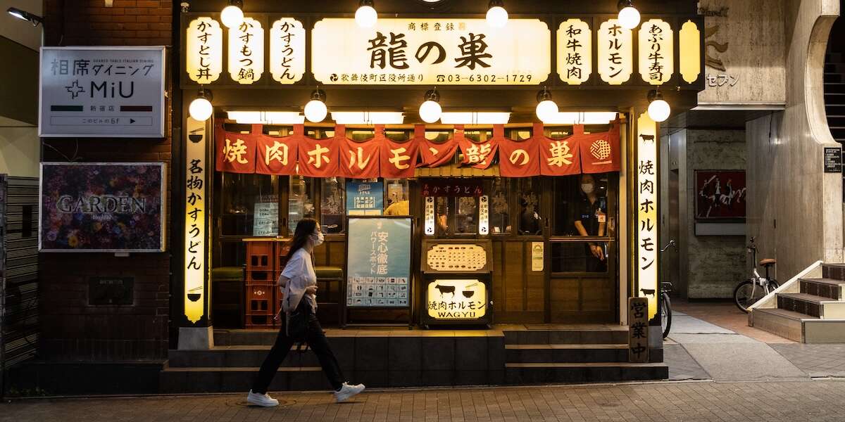 I tipici bar giapponesi sono in difficoltàNegli “izakaya” si va solitamente per bere e mangiare dopo il lavoro: ma con il cambiamento di abitudini e prezzi sono sempre meno frequentati