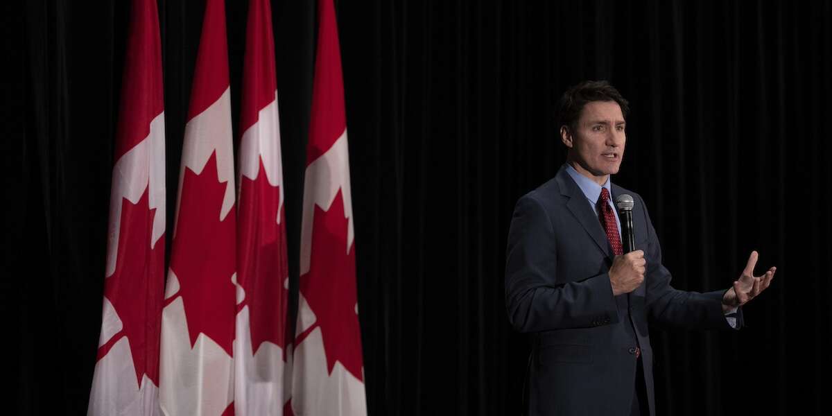 Il governo di Justin Trudeau è sempre più in crisiIl primo ministro canadese è impopolare, molti ne chiedono le dimissioni, anche nel suo partito, e lunedì si è dimessa la ministra delle Finanze