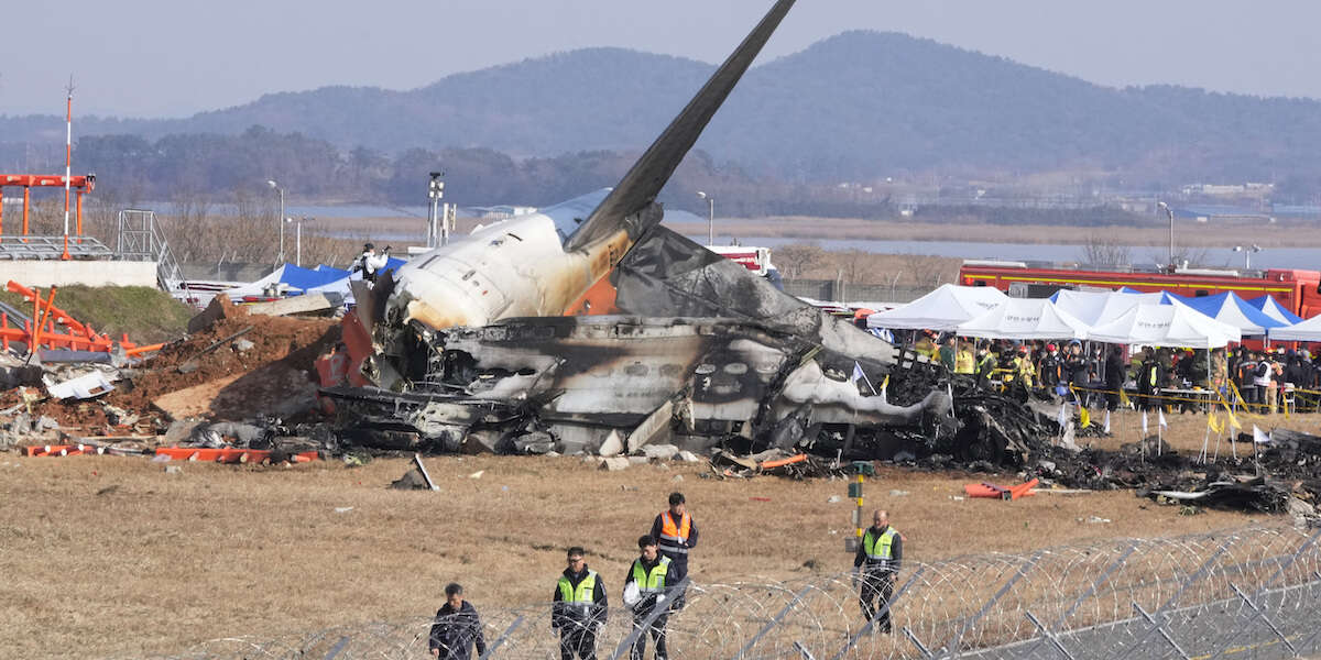 Un aereo di linea si è schiantato in un aeroporto in Corea del SudA bordo c'erano 181 persone, di cui almeno 94 sono morte e solo 2 sono certamente sopravvissute