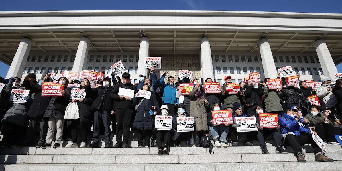 Le foto della Corea del Sud dopo il caos sulla legge marzialeLe proteste a Seul, i soldati schierati nel paese e le manifestazioni dentro e fuori il parlamento