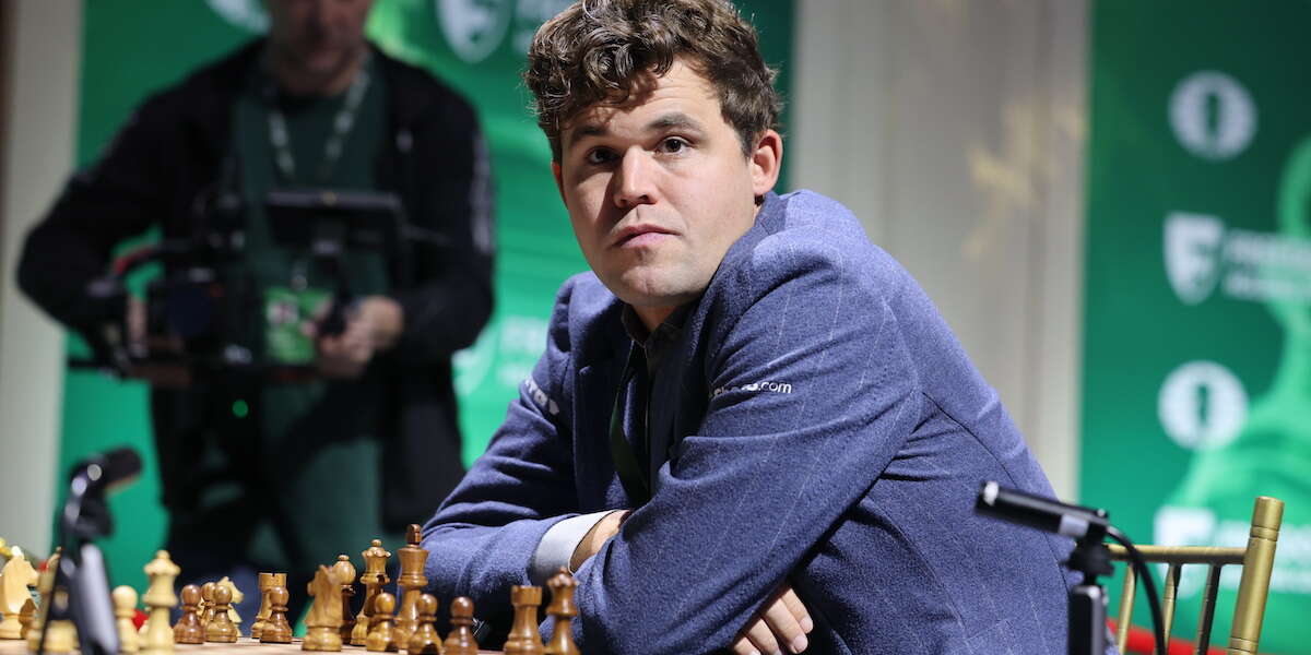 Lo scacchista Magnus Carlsen è stato squalificato da un importante torneo perché non si è voluto cambiare i jeans