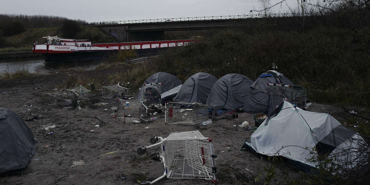 Nel nord della Francia un uomo ha ucciso cinque persone, quattro delle quali in un campo per migranti