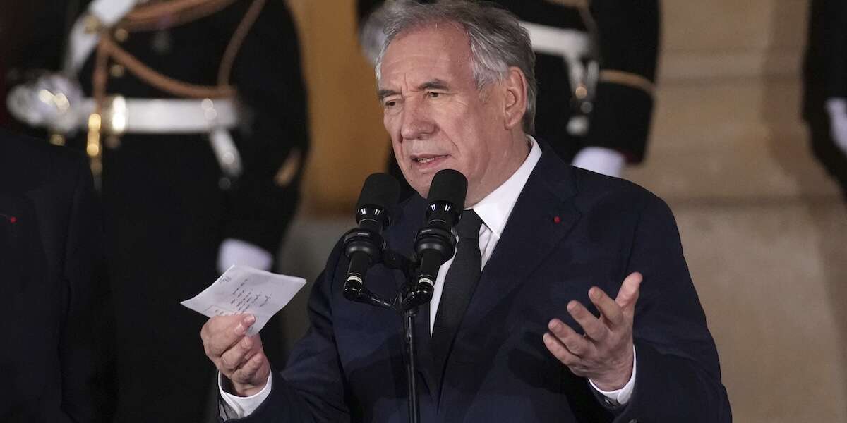 In Francia c’è un nuovo governo, il quarto in un annoTra i nuovi ministri nominati da François Bayrou ci sono due ex primi ministri, altre vecchie conoscenze e un certo equilibrio tra destra e sinistra