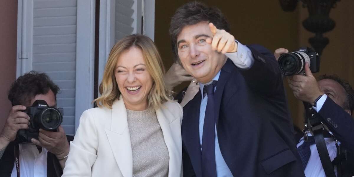 Il governo ha dato la cittadinanza italiana a Javier Milei Il presidente argentino, che ha buoni rapporti con Giorgia Meloni, aveva i nonni calabresi e può ottenerla per il principio dello “ius sanguinis”