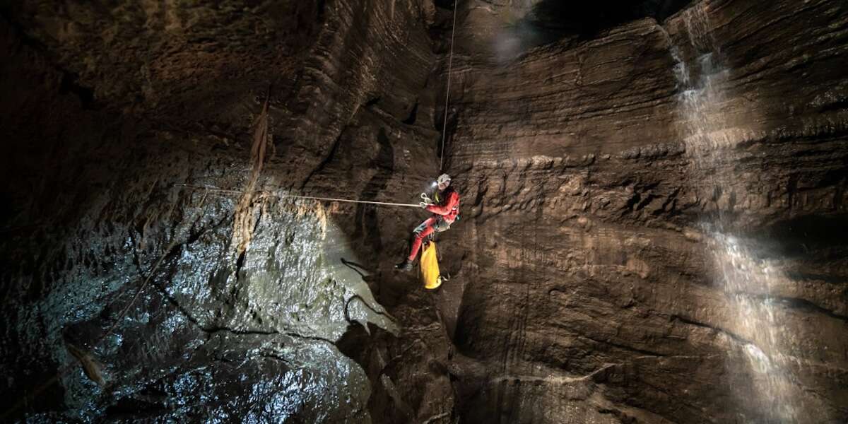 100 chilometri di abissiLa grotta dove è caduta la speleologa Ottavia Piana fa parte di un vasto e complesso sistema carsico, che è importante esplorare e che attraversa il versante occidentale del lago d’Iseo