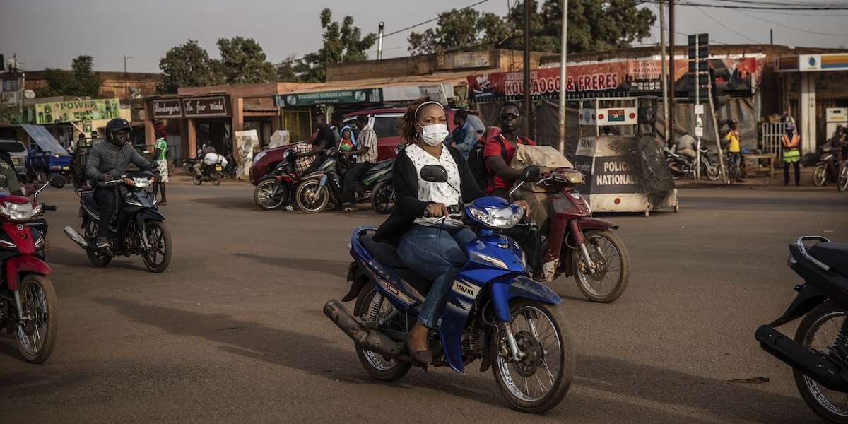 La giunta militare del Burkina Faso ha rimosso il primo ministro e sciolto il governo