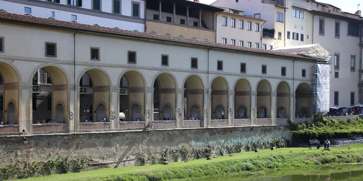 Dopo otto anni il Corridoio Vasariano di Firenze riaprirà al pubblicoÈ un elemento importante della storia rinascimentale della città, ma era sempre stato molto difficile visitarlo: dal 21 dicembre ci si potrà andare insieme agli Uffizi