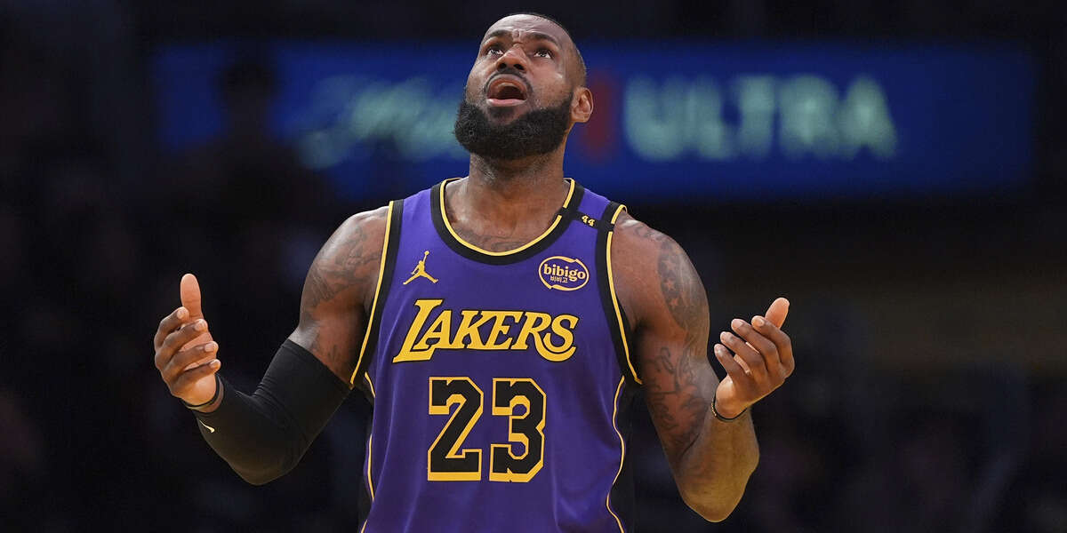 LeBron James ha 40 anni, e comincia a sentirliPer la prima volta in 22 stagioni la sua squadra va meglio quando lui non gioca