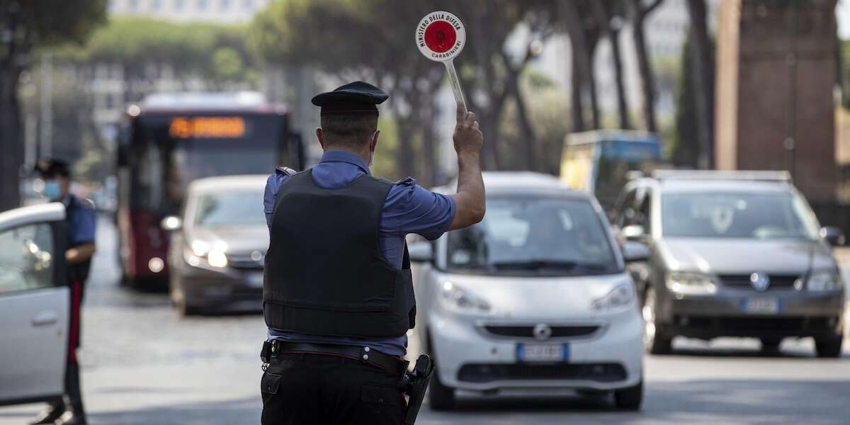 Da oggi è in vigore il nuovo, contestato, codice della stradaCi sono soprattutto pene e sanzioni più severe per diverse infrazioni, oltre a norme controverse come quella sull'uso di sostanze stupefacenti