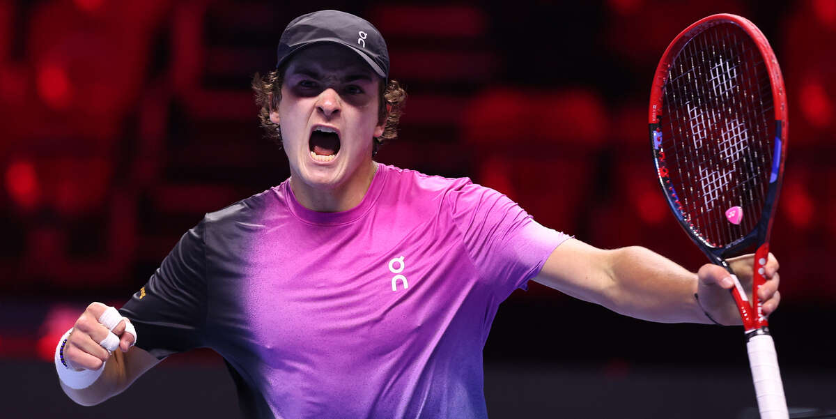 Sentirete parlare di Joao FonsecaA 18 anni e 4 mesi è diventato il secondo vincitore più giovane delle Next Gen Finals di tennis, dopo Jannik Sinner