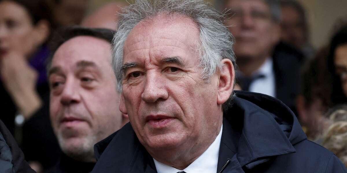 In Francia François Bayrou è stato nominato nuovo primo ministroSuccede a Michel Barnier, che era stato sfiduciato la settimana con i voti della sinistra e dell'estrema destra: trovare una maggioranza che lo sostenga non sarà semplice