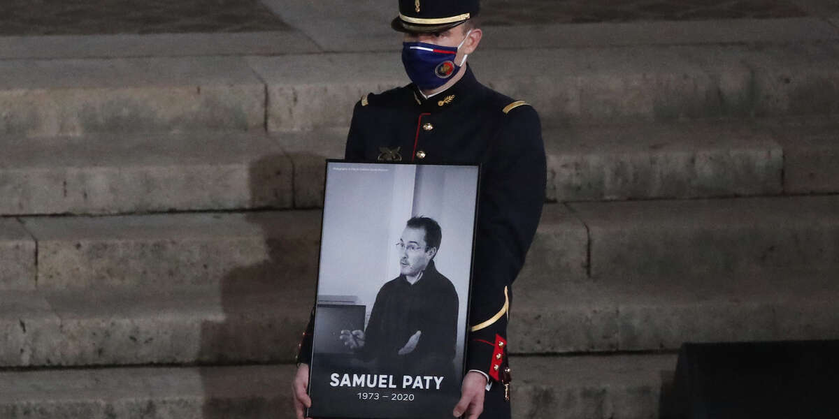 In Francia otto persone sono state condannate per il loro coinvolgimento nell’omicidio dell’insegnante Samuel Paty, nel 2020