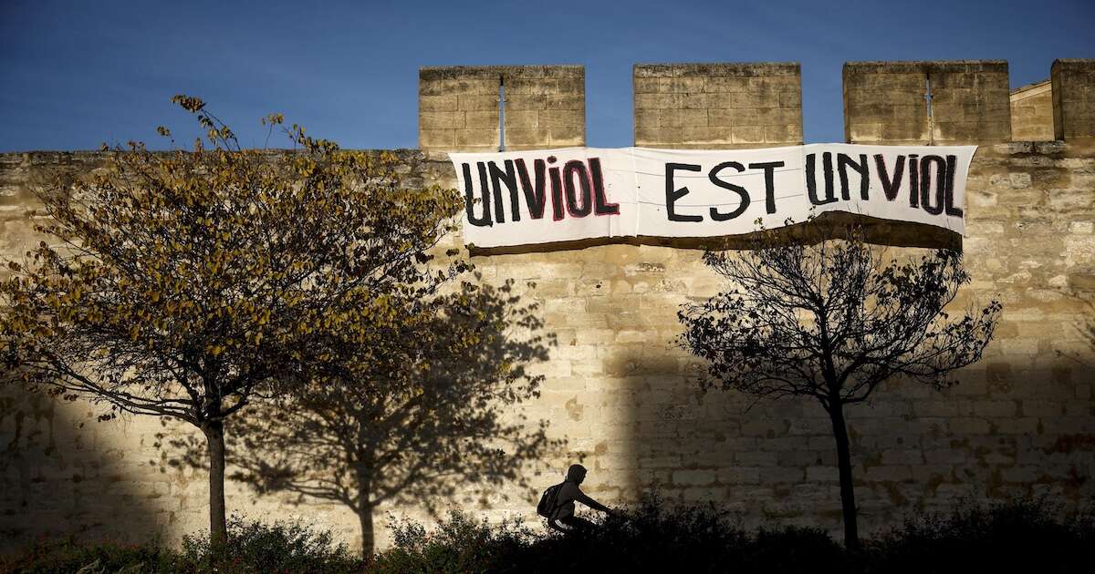 Ad Avignone i collettivi femministi si fanno sentirePer sostenere Gisèle Pelicot incollano scritte sui muri della città, mettono in scena dialoghi comici e si esibiscono con un coro fuori dal tribunale, tra le altre cose