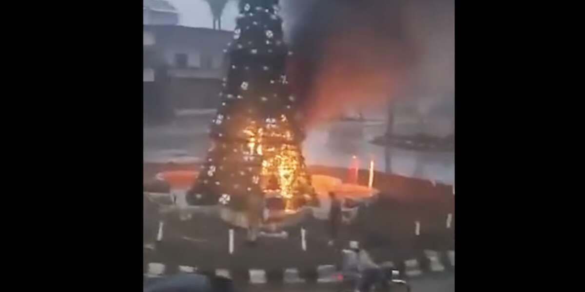 Le proteste in Siria per l’incendio di un albero di NataleIn un momento delicatissimo di transizione dal regime di Assad è diventata subito una questione: migliaia di persone sono scese in piazza per protestare a Damasco