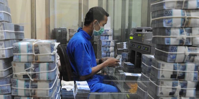 Kurs Rupiah Ditutup Merosot ke Level Rp14.355 per USD