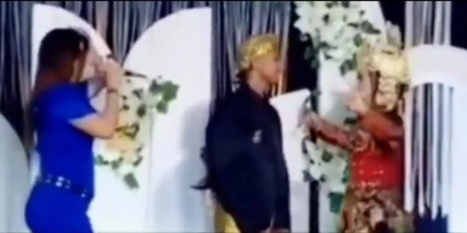 Pengantin Wanita Joget Bareng Biduan di Pelaminan, Ekspresi Suami Ramai jadi Sorotan