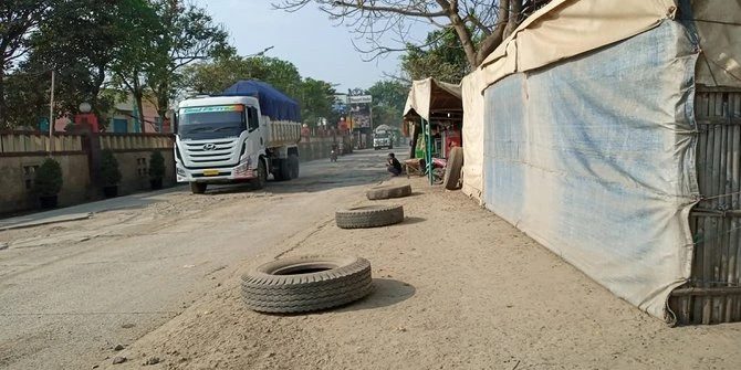 Lubang dan Debu, Warga Keluhkan Aktivitas Truk Tanah di Jalan Raya Perancis Tangerang