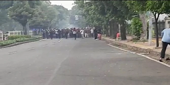 Simpatisan Rizieq Bentrok dengan Polisi Karena Tak Diizinkan ke PN Jaktim