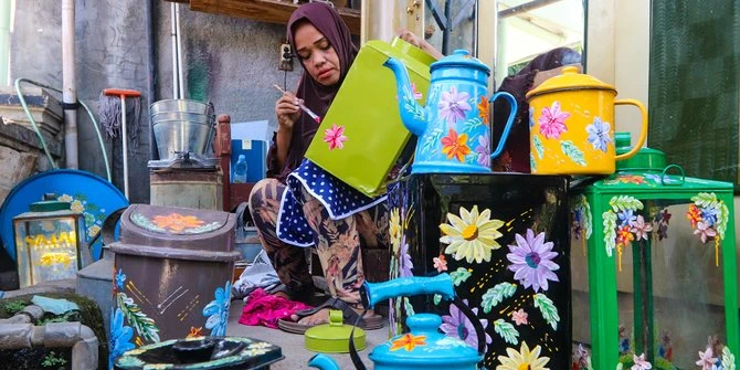 Geliat Lukis Perabot Rumah, Sulap Perabot Antik Jadi Cantik