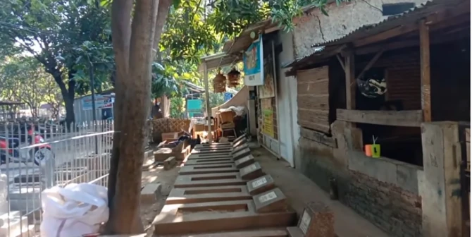 Kampung di Cirebon Ini Ada di Tengah Pemakaman, Warga Santai Tak Ketakutan
