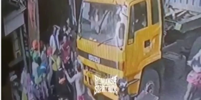Viral Gerombolan Pengantar Jenazah Hajar Sopir Truk, Kaca Kendaraannya Dipecah