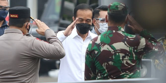 Ngabalin Lihat Kantong Mata Jokowi Menghitam, Kurang Tidur Karena Pikirkan Covid-19