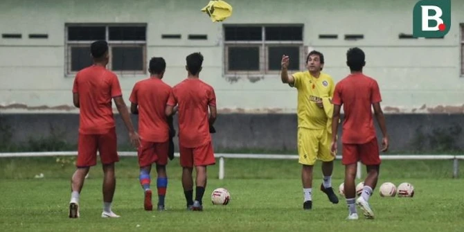Liga 1: Eduardo Almeida Tak Ingin Langsung Singkirkan Kebiasaan Makan Pemain Arema