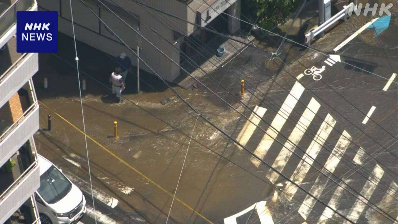 千葉 松戸市中心部で地下から大量の水あふれ 通行止め