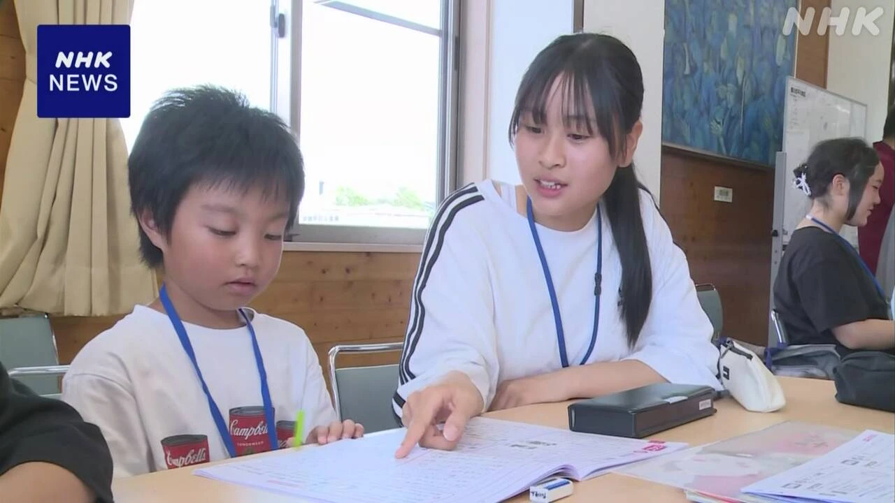 静岡 菊川 小学生が中学生に教わり夏休みの宿題に取り組む